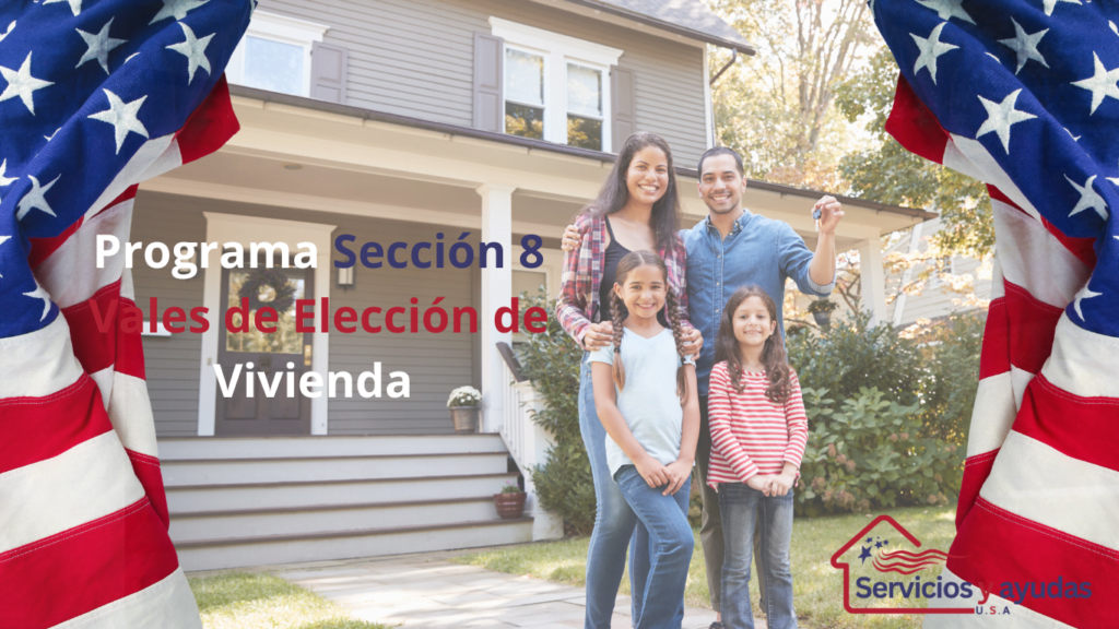 Familia feliz frente a una casa nueva sosteniendo llaves, con la bandera de Estados Unidos y el texto del Programa Sección 8 Vales de Elección de Vivienda.