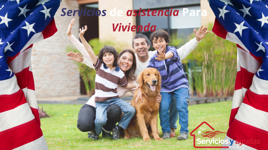 Una imagen que muestra a una familia feliz con dos adultos y dos niños, junto a un perro, levantando una bandera de Estados Unidos en su jardín delantero. La imagen transmite un mensaje de unidad y apoyo en el contexto de servicios de Servicios de asistencia en Vivienda